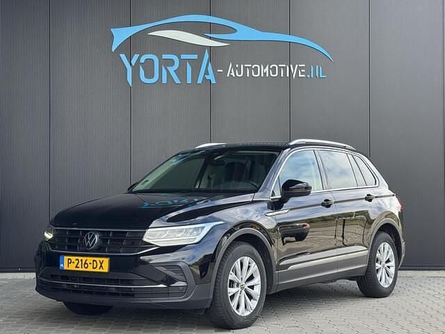 Zwart Gebruikt 2022 VW Tiguan Life SUV | € 24.950 (Super prijs) - Afbeelding 1/4