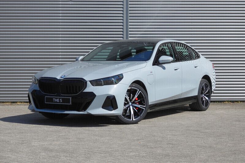 Grijs Nieuw 2025 BMW 530e M Sport Sedan | € 87.304 (Duur) - Afbeelding 1/4