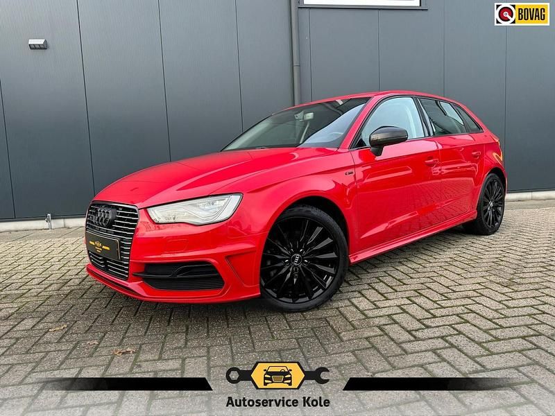 Rood Gebruikt 2015 Audi A3 Sportback e-tron S-Line Hatchback | € 10.940 (Super prijs) - Afbeelding 1/4
