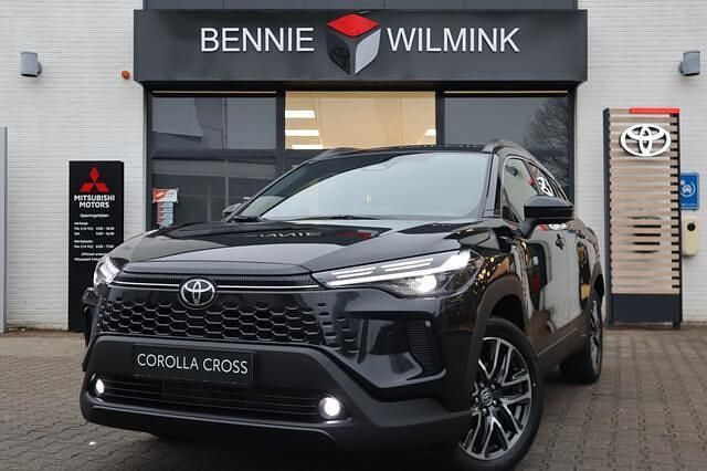 Zwart Nieuw 2025 Toyota Corolla Cross SUV | € 43.690 (Iets duurder) - Afbeelding 1/4