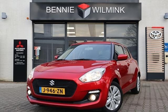 Rood (metallic) Gebruikt 2020 Suzuki Swift Hatchback | € 12.850 (Goede deal) - Afbeelding 1/4