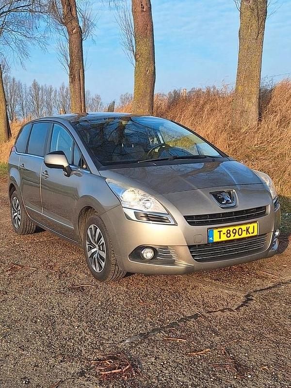 Bruin Occasion 2013 Peugeot 5008 Style MPV | € 4.750 (Eerlijke prijs) - Afbeelding 1/4