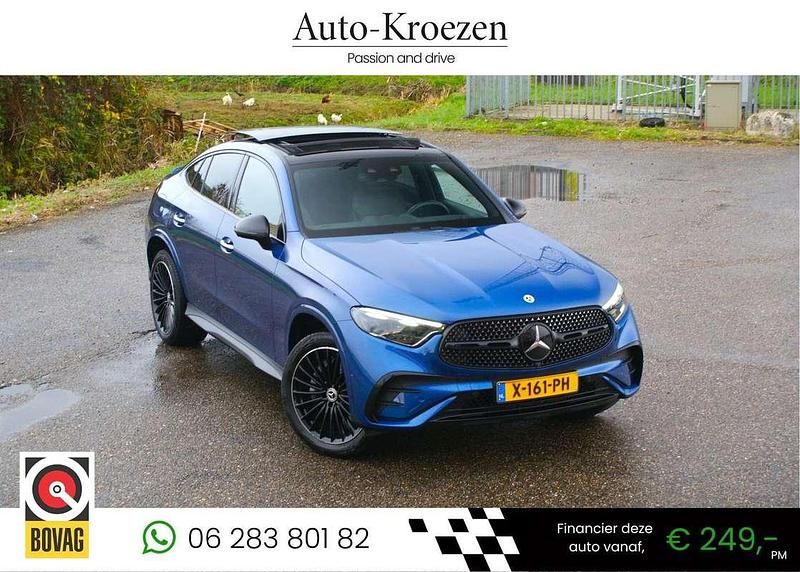 Blauw (metallic) Gebruikt 2024 Mercedes GLC400d AMG line Coupé | € 59.950 (Goede deal) - Afbeelding 1/4