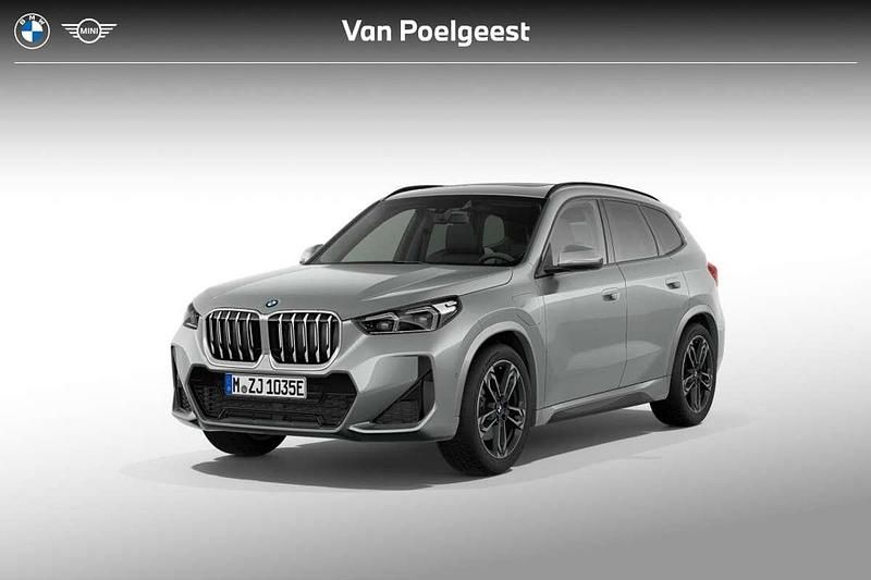 Saphirschwarz metallic (475) (zwart metallic) Nieuw 2025 BMW X1 Comfort Edition SUV | € 65.836 (Super prijs) - Afbeelding 1/4