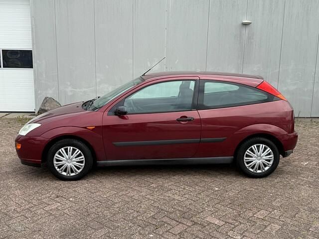 Rood Gebruikt 2001 Ford Focus Trend Hatchback | € 1.750 (Iets duurder) - Afbeelding 1/4