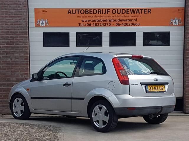 Occasion Ford Fiesta 69 PK (50 kW) 2004 Grijs Hatchback