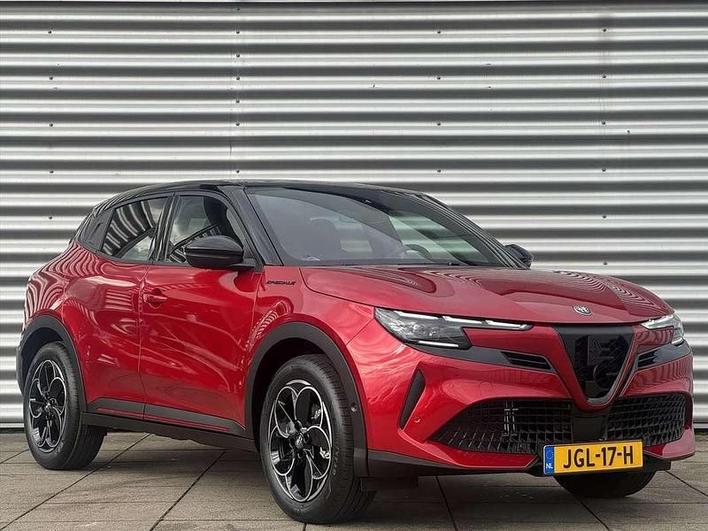 Rood Nieuw 2025 Alfa Romeo GT Junior Hatchback | € 38.445 - Afbeelding 1/3