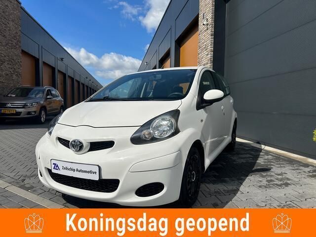 Wit Gebruikt 2010 Toyota Aygo Hatchback | € 4.475 (Eerlijke prijs) - Afbeelding 1/4