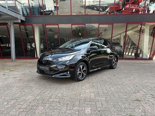 Zwart, metallic lak Nieuw 2025 Toyota Yaris Comfort Hatchback | € 27.950 (Super prijs) - Afbeelding 1/4
