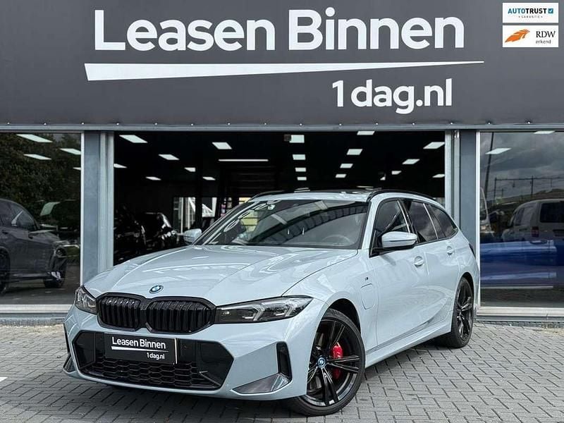 Grijs Gebruikt 2024 BMW 330e M Sport Stationwagen | € 47.950 (Super prijs) - Afbeelding 1/4