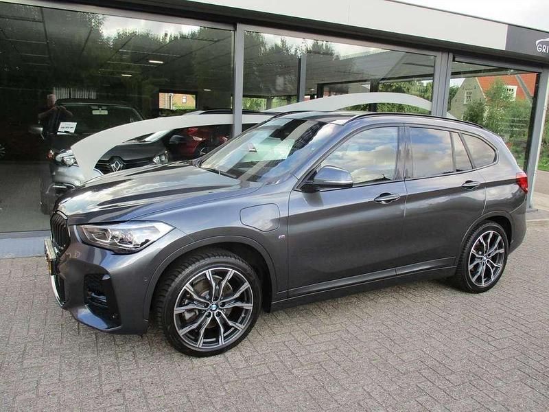 Grijs, metallic lak Gebruikt 2020 BMW X1 Basis SUV | € 29.950 (Duur) - Afbeelding 1/4