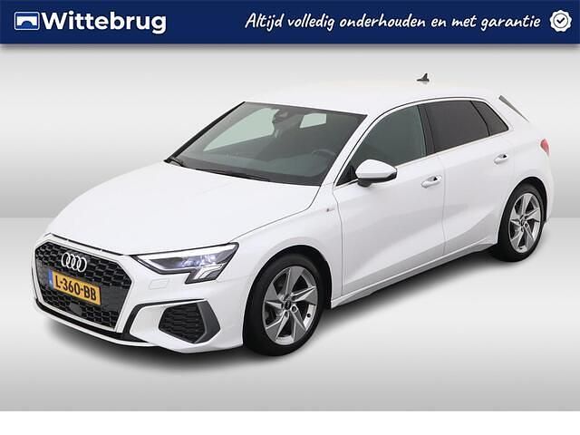 Wit, metallic lak Gebruikt 2021 Audi A3 Sportback S-Line Hatchback | € 27.450 (Iets duurder) - Afbeelding 1/2