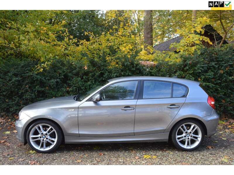 Grijs Gebruikt 2010 BMW 118 Hatchback | € 6.995 (Eerlijke prijs) - Afbeelding 1/4