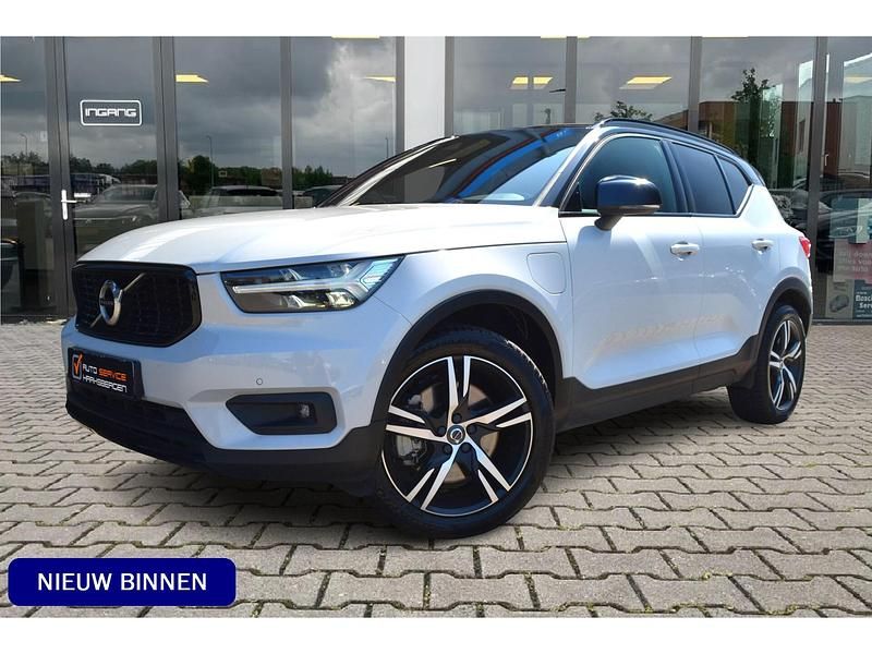 Grijs, metallic lak Gebruikt 2021 Volvo XC40 R-Design SUV | € 33.900 (Eerlijke prijs) - Afbeelding 1/4