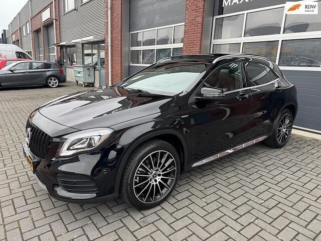 Zwart Gebruikt 2017 Mercedes GLA250 AMG SUV | € 23.950 (Eerlijke prijs) - Afbeelding 1/4