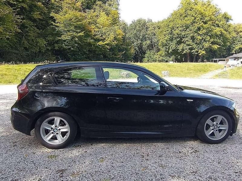 Zwart Gebruikt 2011 BMW 116 Executive Hatchback | € 5.490 (Super prijs) - Afbeelding 1/4