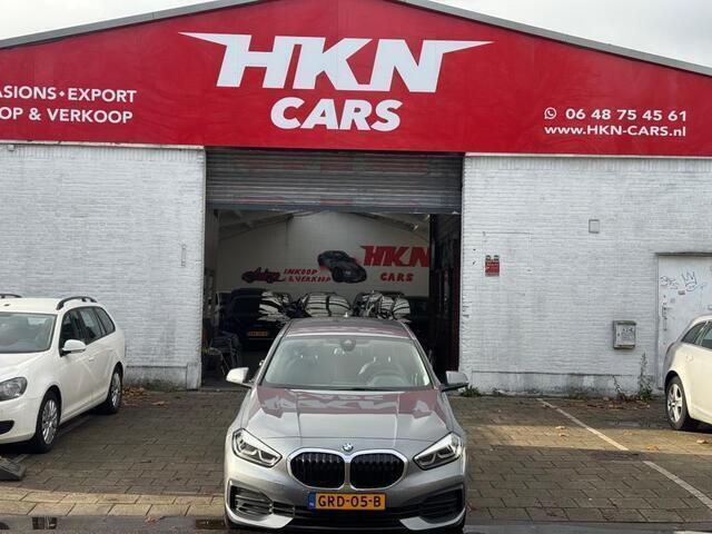 Grijs Gebruikt 2022 BMW 118 Executive Hatchback | € 23.950 (Goede deal) - Afbeelding 1/4