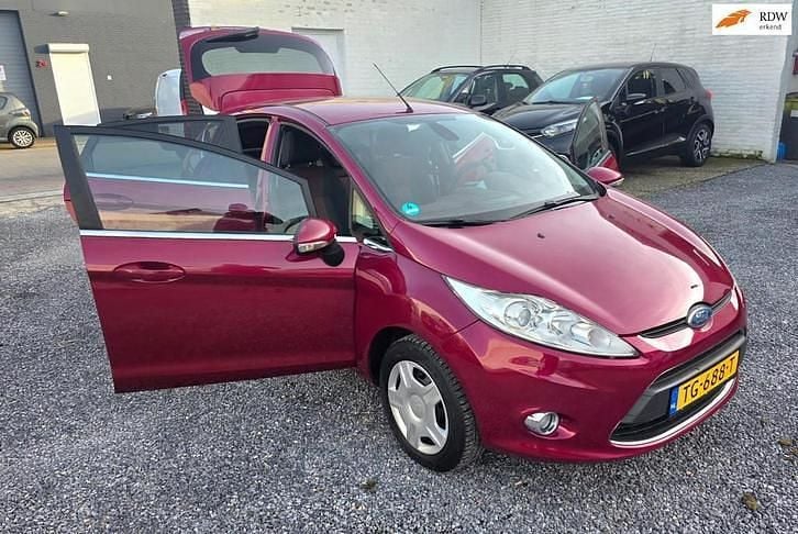 Rood (metallic) Occasion 2009 Ford Fiesta Ghia Hatchback | € 3.599 (Goede deal) - Afbeelding 1/4
