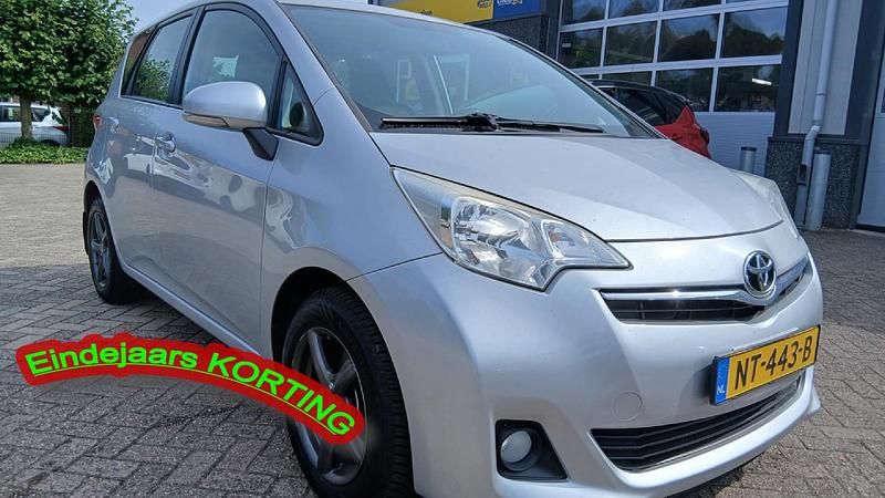 Grijs Gebruikt 2013 Toyota Verso-S Comfort MPV | € 10.495 (Eerlijke prijs) - Afbeelding 1/4