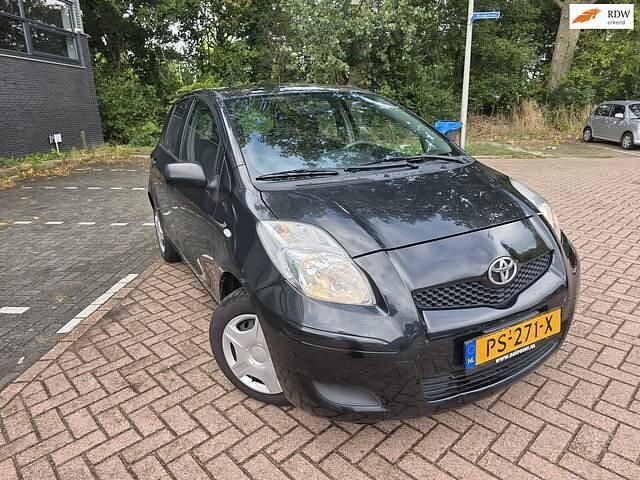 Zwart Gebruikt 2010 Toyota Yaris Hatchback | € 1.950 (Super prijs) - Afbeelding 1/4