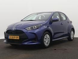 Blauw, metallic lak Gebruikt 2024 Toyota Yaris Active Hatchback | € 21.445 (Eerlijke prijs) - Afbeelding 1/3