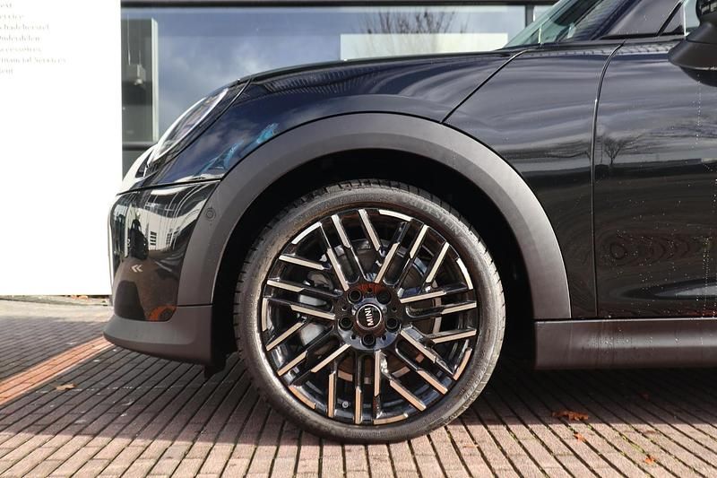 Nieuw Mini Cooper Favoured 156 PK (114 kW) 2025 Midnight black ii (c4r) Hatchback