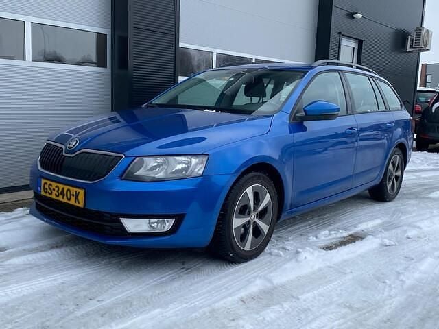 Blauw Occasion 2015 Skoda Octavia Stationwagen | € 5.650 (Eerlijke prijs) - Afbeelding 1/4