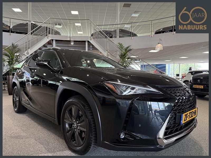 Zwart Gebruikt 2019 Lexus UX 250h Luxury Line SUV | € 28.250 (Eerlijke prijs) - Afbeelding 1/4