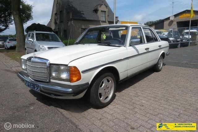 Wit Gebruikt 1977 Mercedes 200 Sedan | € 2.000 - Afbeelding 1/4