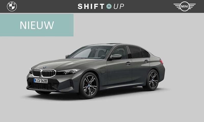 Grijs, metallic lak Gebruikt 2022 BMW 330e M Sport Sedan | € 44.940 (Duur) - Afbeelding 1/3