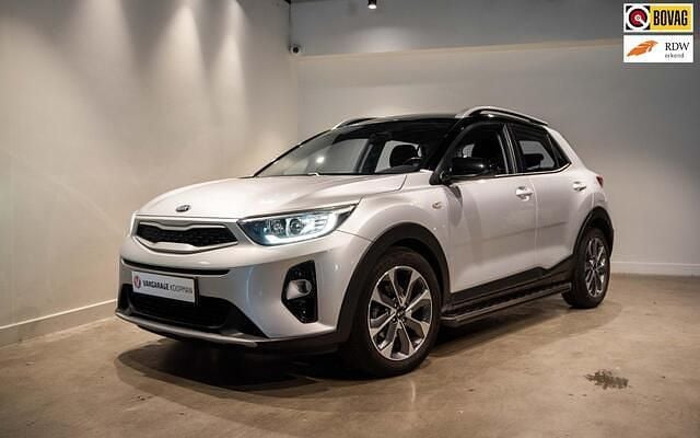 Grijs Gebruikt 2020 Kia Stonic SUV | € 19.995 (Eerlijke prijs) - Afbeelding 1/4