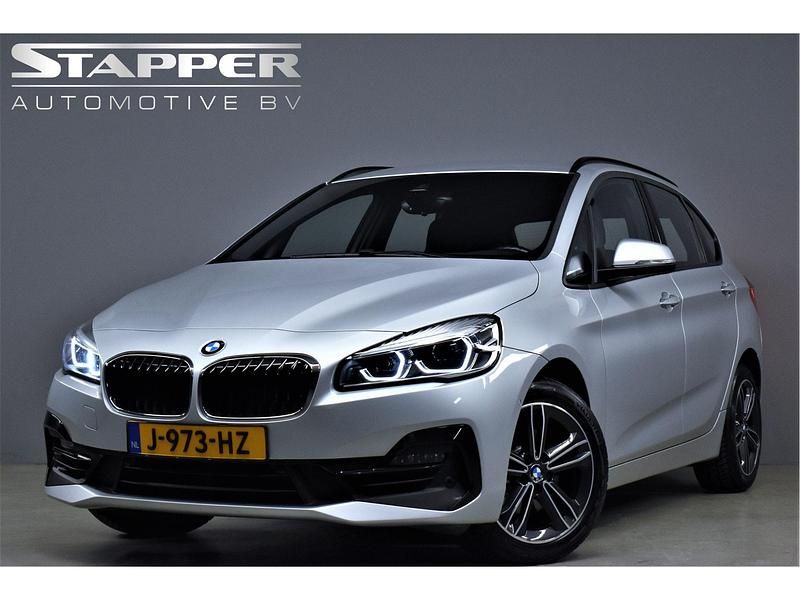 Grijs Gebruikt 2020 BMW 218 Executive Stationwagen | € 21.495 (Eerlijke prijs) - Afbeelding 1/4