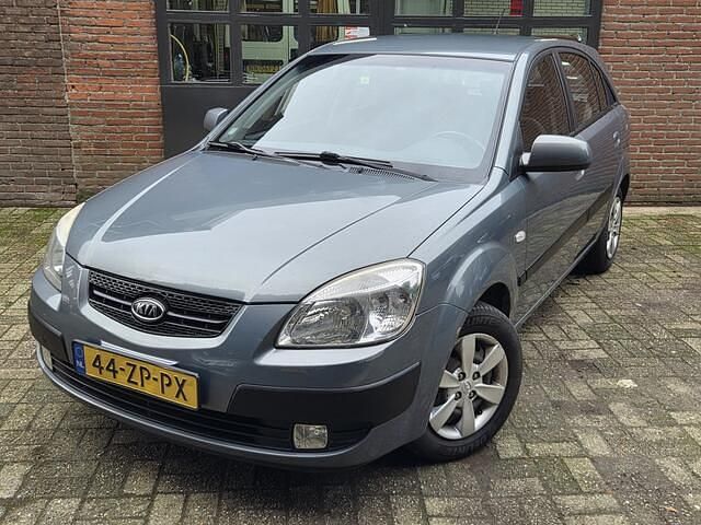 Grijs (metallic) Gebruikt 2008 Kia Rio Hatchback | € 1.895 (Eerlijke prijs) - Afbeelding 1/4