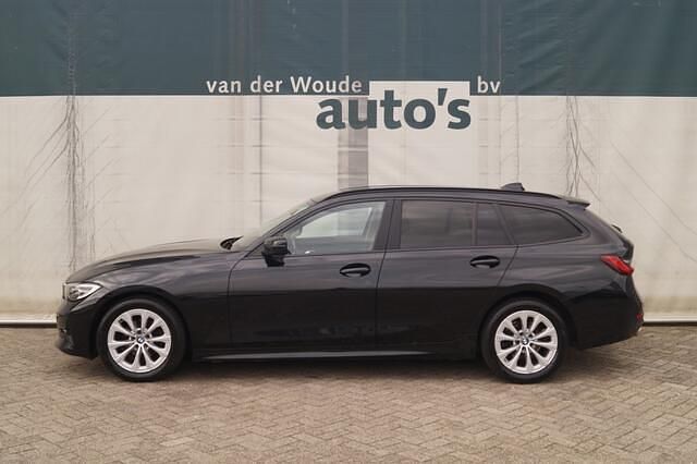 Zwart Gebruikt 2021 BMW 318 Executive Stationwagen | € 19.900 (Goede deal) - Afbeelding 1/4