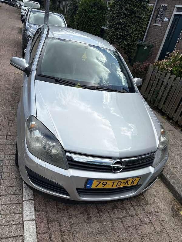 Zilver Gebruikt 2006 Opel Astra Edition Hatchback | € 600 (Super prijs) - Afbeelding 1/4