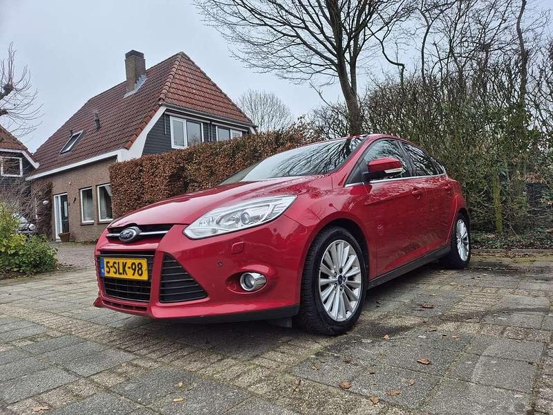 Rood Occasion 2013 Ford Focus Titanium Hatchback | € 3.000 (Goede deal) - Afbeelding 1/4