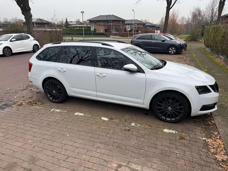 Wit Occasion 2019 Skoda Octavia Stationwagen | € 9.500 (Eerlijke prijs) - Afbeelding 1/4