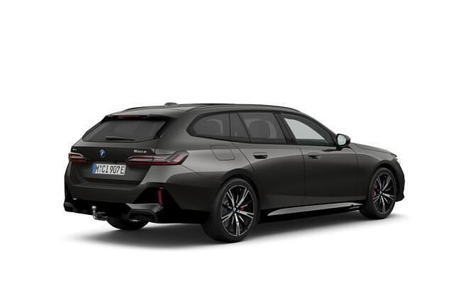 Nieuw BMW 550e M Sport 489 PK (359 kW) 2025 M carbonschwarz metallic (zwart metallic) Stationwagen