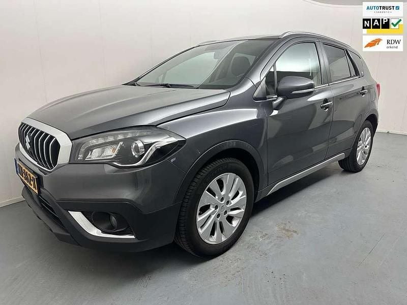 Grijs, metallic lak Gebruikt 2016 Suzuki SX4 S-Cross Exclusive SUV | € 11.700 (Eerlijke prijs) - Afbeelding 1/4