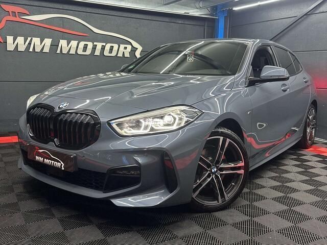 Grijs Gebruikt 2023 BMW 118 Hatchback | € 27.995 (Eerlijke prijs) - Afbeelding 1/4