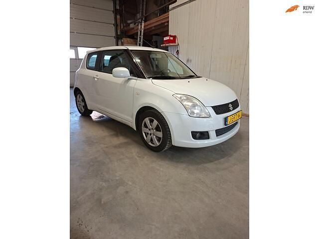 Wit (metallic) Occasion 2010 Suzuki Swift Comfort Hatchback | € 2.750 (Eerlijke prijs) - Afbeelding 1/4