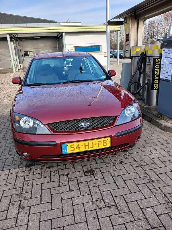 Occasion Ford Mondeo Trend 125 PK (91 kW) 2001 Rood Hatchback