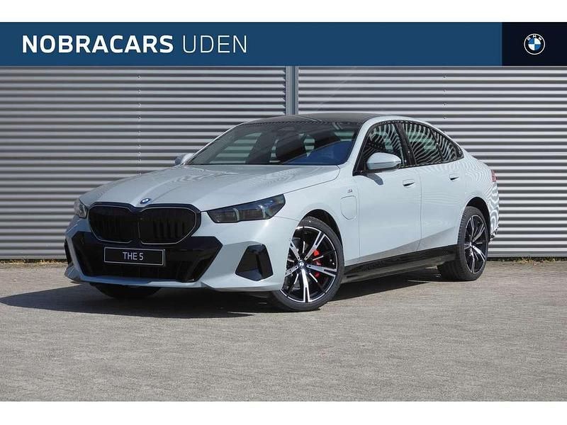 Grijs Nieuw 2025 BMW 530e M Sport Sedan | € 87.304 (Eerlijke prijs) - Afbeelding 1/4