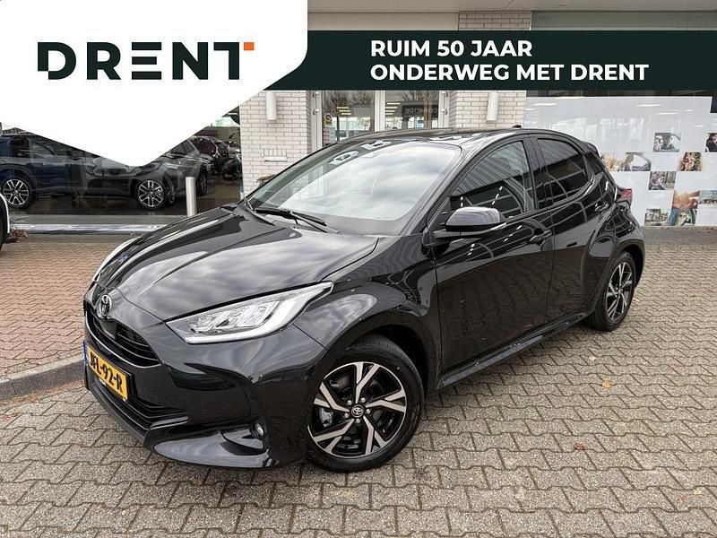 Zwart Nieuw 2025 Toyota Yaris Hybrid Comfort Hatchback | € 27.400 (Goede deal) - Afbeelding 1/4