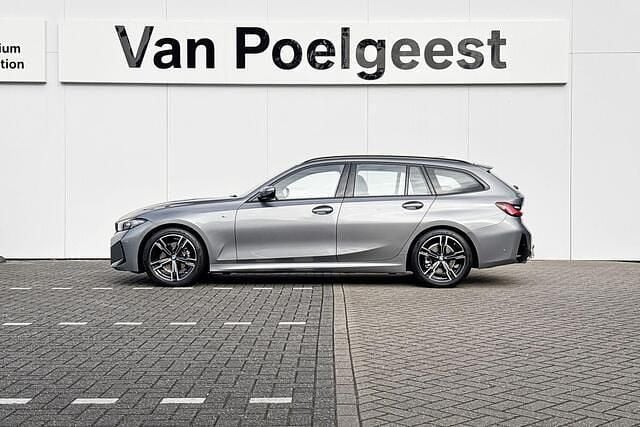 Skyscraper grey metallic (grijs metallic) Gebruikt 2024 BMW 318 M Sport Stationwagen | € 41.800 (Eerlijke prijs) - Afbeelding 1/2