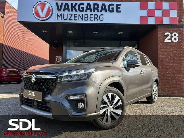 Grijs Gebruikt 2023 Suzuki SX4 S-Cross Style SUV | € 26.945 (Eerlijke prijs) - Afbeelding 1/4