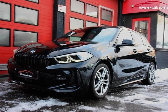 Occasion BMW 120 Executive 178 PK (130 kW) 2023 Zwart (metallic) Hatchback