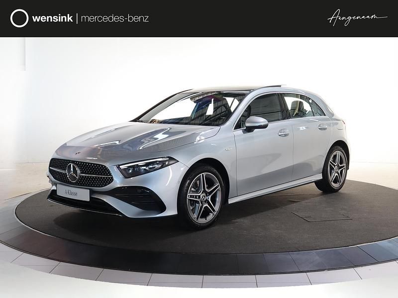 Grijs, metallic lak Gebruikt 2025 Mercedes A250 Business Hatchback | € 44.231 (Duur) - Afbeelding 1/4