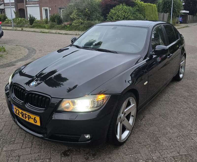 Zwart Gebruikt 2011 BMW 318 Sedan | € 5.450 (Eerlijke prijs) - Afbeelding 1/4