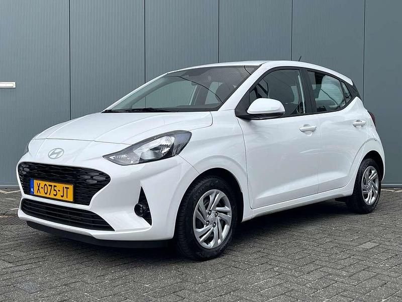 Wit Occasion 2024 Hyundai i10 Comfort Hatchback | € 14.700 (Goede deal) - Afbeelding 1/4